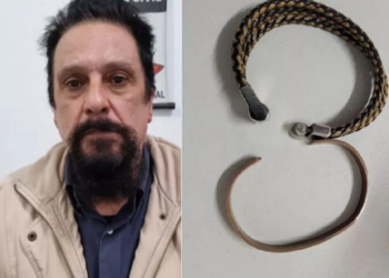 Uma das pulseiras tem a palavra 'Jesus' gravada. Foto: Reprodução