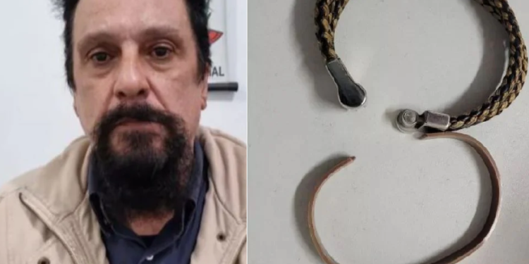 Uma das pulseiras tem a palavra 'Jesus' gravada. Foto: Reprodução