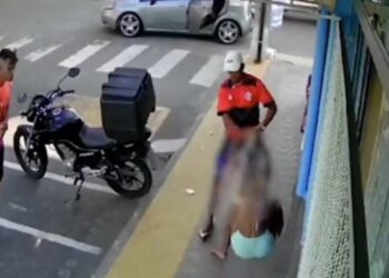 A jovem foi puxada pelos cabelos, mas foi salva pela PM. Foto: Reprodução