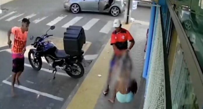 A jovem foi puxada pelos cabelos, mas foi salva pela PM. Foto: Reprodução