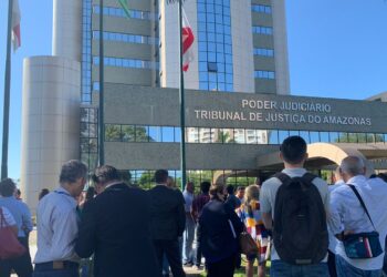 Os funcionários foram orientados a sair do prédio. Foto: Reprodução