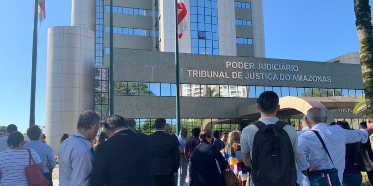 Os funcionários foram orientados a sair do prédio. Foto: Reprodução