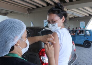 O público apto para a quarta dose deve ter recebido a terceira dose há quatro meses ou mais. Foto: Camila Batista / Semsa