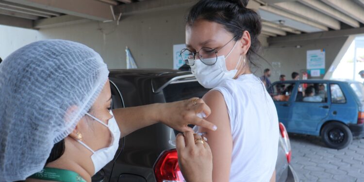 O público apto para a quarta dose deve ter recebido a terceira dose há quatro meses ou mais. Foto: Camila Batista / Semsa