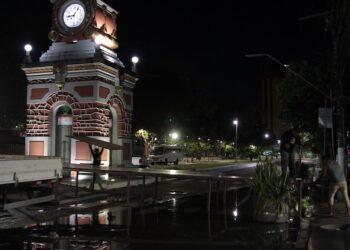 O acesso de permissionários, lojistas e clientes foi comprometido e o trânsito na área foi interditado. Foto: Altemar Alcântara / Semcom