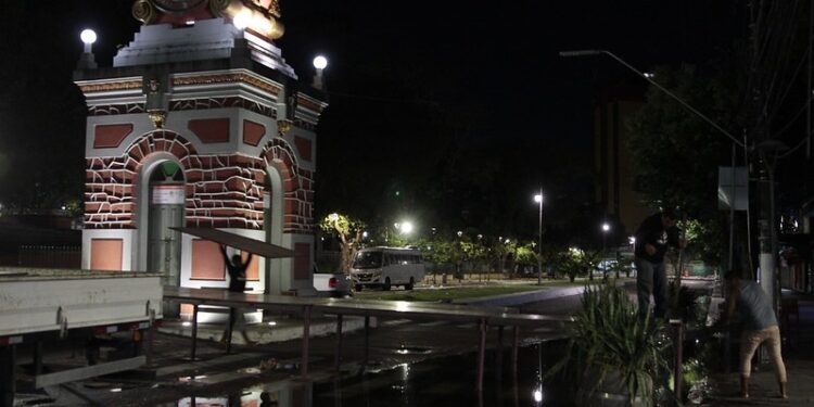 O acesso de permissionários, lojistas e clientes foi comprometido e o trânsito na área foi interditado. Foto: Altemar Alcântara / Semcom