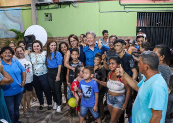 O ex-prefeito de Manaus teve seu nome cantado pelos moradores. Foto: Karla Vieira / Assessoria AVN