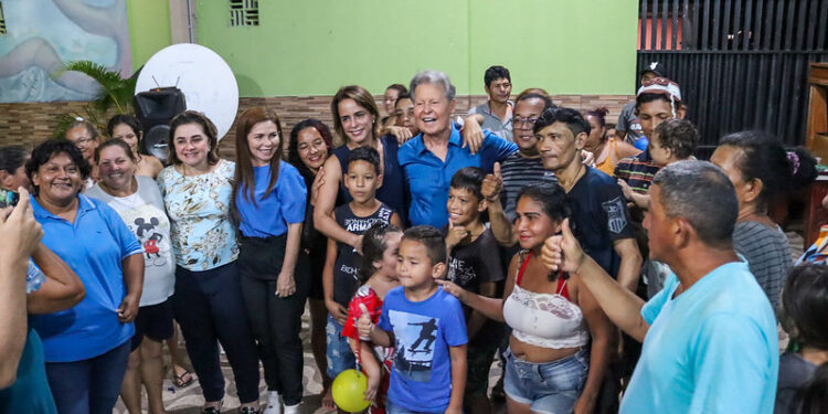 O ex-prefeito de Manaus teve seu nome cantado pelos moradores. Foto: Karla Vieira / Assessoria AVN