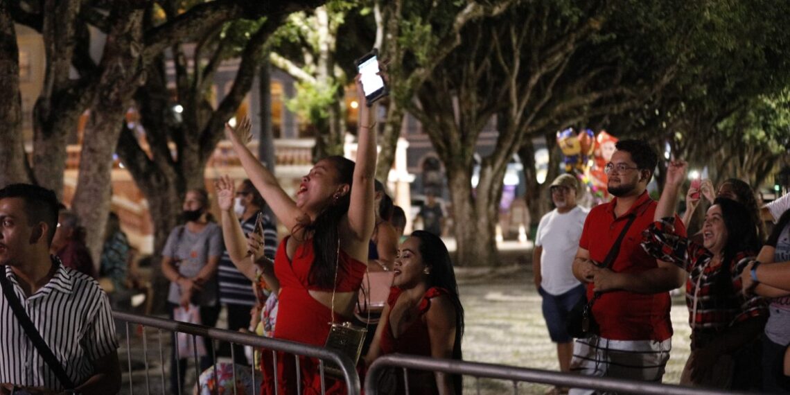 No Largo São Sebastião, público comparece e se emociona na primeira noite do Festival de Parintins