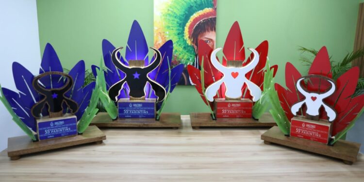 Os troféus pesam cerca de 35 quilos, têm 90 centímetros de altura e foram feitas a partir de madeira proveniente de manejo florestal. Foto: Michael Dantas - Secretaria de Cultura e Economia Criativa