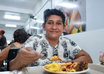 Maria Elizabeth Rodrigues de Castro, de 63 anos, está desempregada e aprovou a comida. Foto: Jimmy Christian/Seas