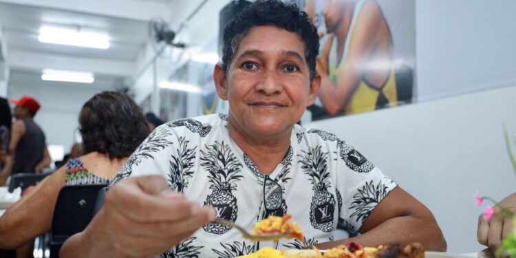 Maria Elizabeth Rodrigues de Castro, de 63 anos, está desempregada e aprovou a comida. Foto: Jimmy Christian/Seas