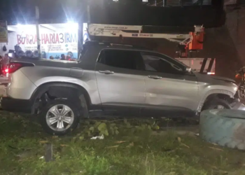 A esposa dirigia o carro e acabou subindo no canteiro central. Foto: Divulgação