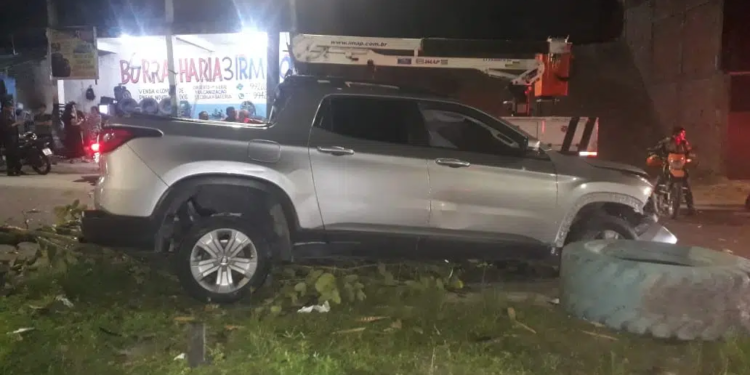 A esposa dirigia o carro e acabou subindo no canteiro central. Foto: Divulgação