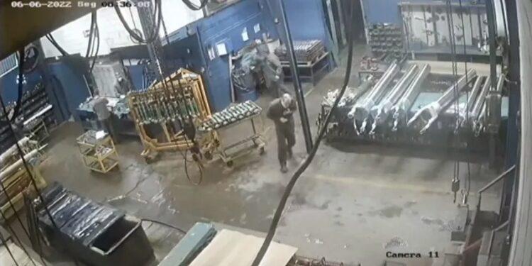 O homem levou dois golpes no peito. Foto: Reprodução