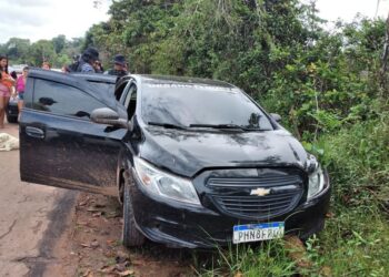 O corpo estava dentro de um carro alugado. Foto: Reprodução