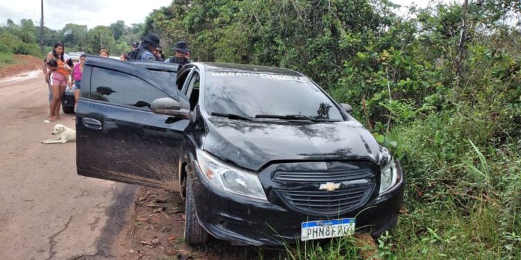 O corpo estava dentro de um carro alugado. Foto: Reprodução