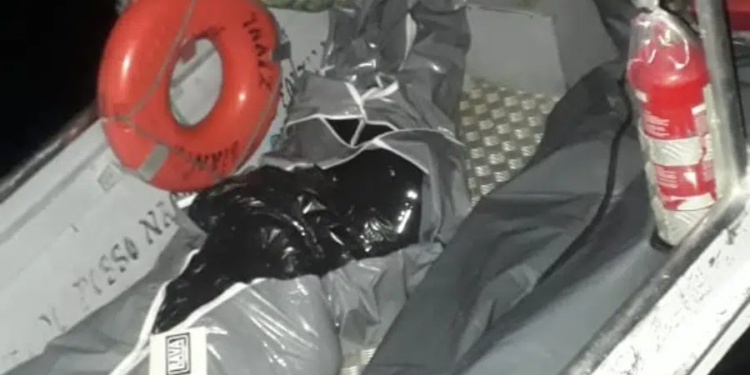 Os corpos foram trazidos de lancha. Foto: Divulgação