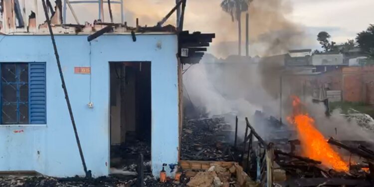 Casas e quitinetes ficaram completamente destruídas. Foto: Reprodução