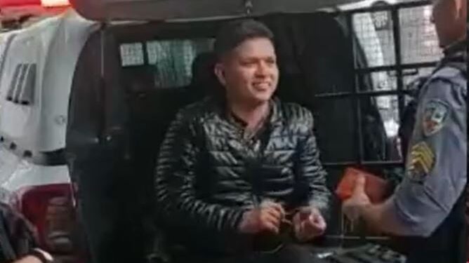 O homem chegou rindo na delegacia, no domingo (19). Foto: Reprodução