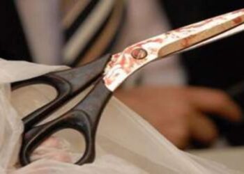 A vítima foi encontrada segurando a tesoura (foto ilustrativa) e teria tentado se defender. Foto: Reprodução/Internet