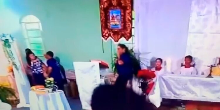 Os tiros foram disparados na frente da igreja, no momento da missa. Foto: Reprodução