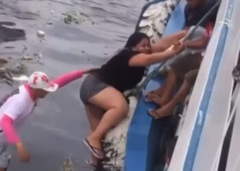 Seguuuura! A moça conseguiu embarcar com segurança. Foto: Reprodução