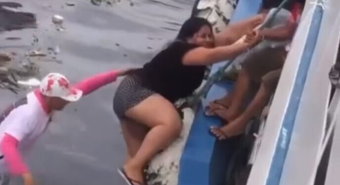 Seguuuura! A moça conseguiu embarcar com segurança. Foto: Reprodução