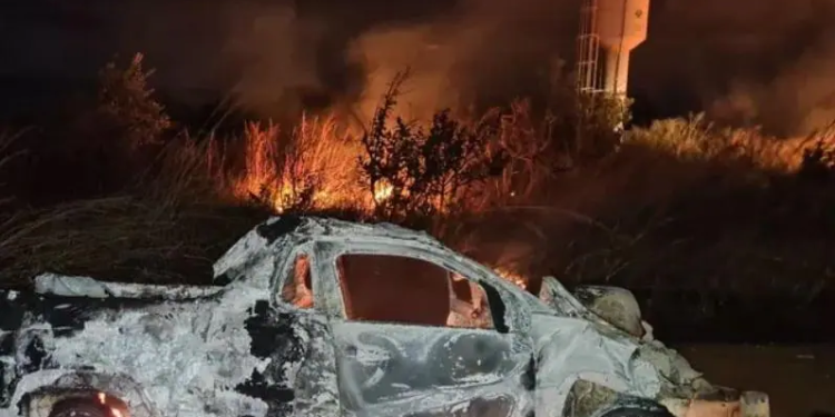 O carro praticamente virou cinzas. Foto: Reprodução