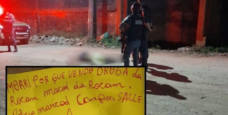 O homem foi encontrado com uma cartolina em cima do corpo com a mensagem. Foto: Reprodução