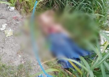 O corpo estava enrolado numa lona azul e num lençol. Foto: Reprodução