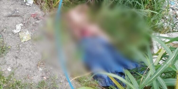 O corpo estava enrolado numa lona azul e num lençol. Foto: Reprodução