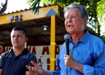 Arthur ouviu as demandas e conheceu as necessidades das, aproximadamente, cinco mil famílias do lugar. Foto: Karla Vieira / Assessoria AV