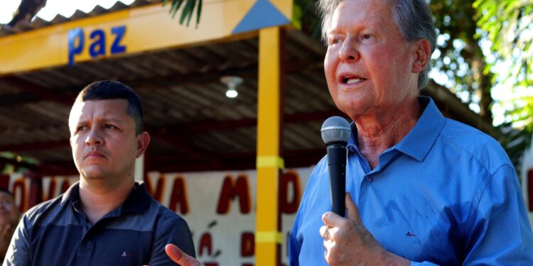 Arthur ouviu as demandas e conheceu as necessidades das, aproximadamente, cinco mil famílias do lugar. Foto: Karla Vieira / Assessoria AV