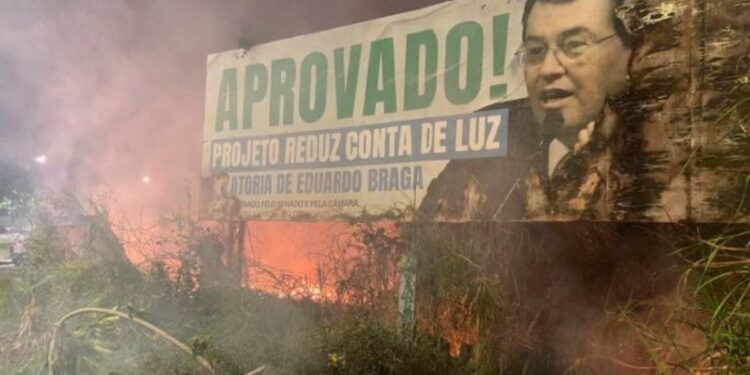 O outdoor fica localizado na avenida Cosme e Ferreira. Foto: Paulo Cesar/Reprodução