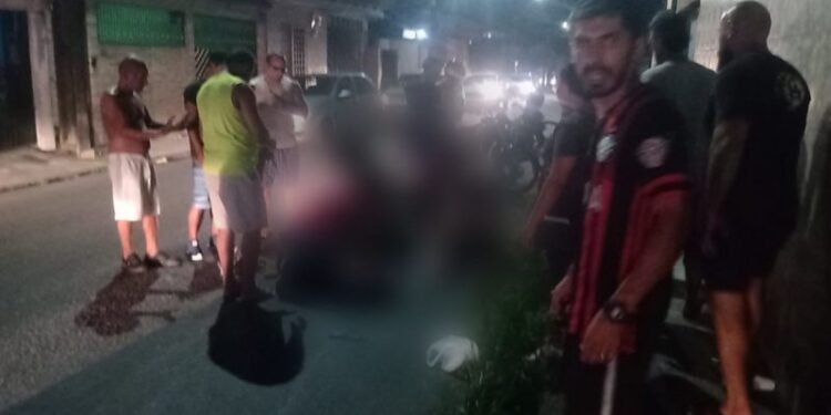 O homem ficou gemendo de dor enquanto aguardava o Samu. Foto: Reprodução