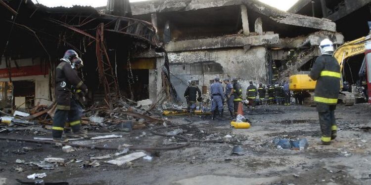 Bombeiros trabalham nas ruínas do prédio da TAM atingido pelo vôo 3054 à procura vítimas - 19/07/2007/Valter Campanato/Agência Brasil