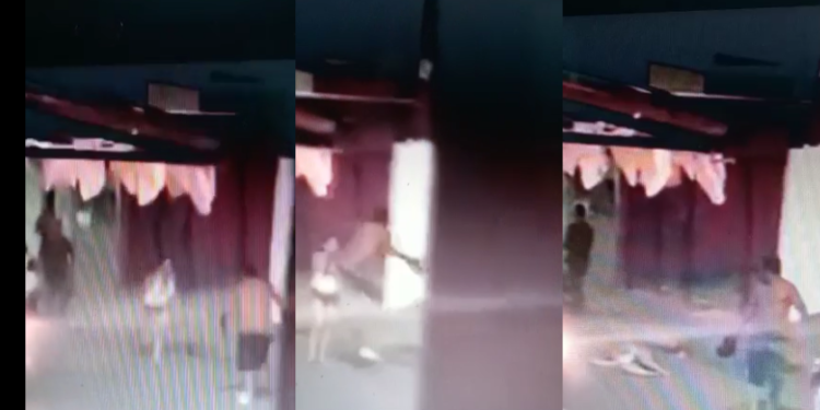 A agressão foi filmada e ninguém fez nada. Foto: Reprodução