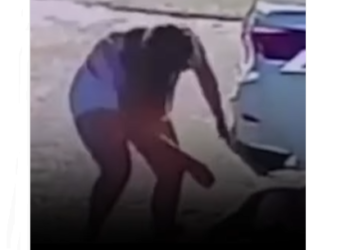 Câmeras flagraram o momento que a jovem tira o namorado debaixo do carro. Foto: Reprodução