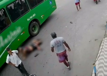 Foi por pouco e o motoqueiro saiu tonto debaixo da roda. Foto: Reprodução