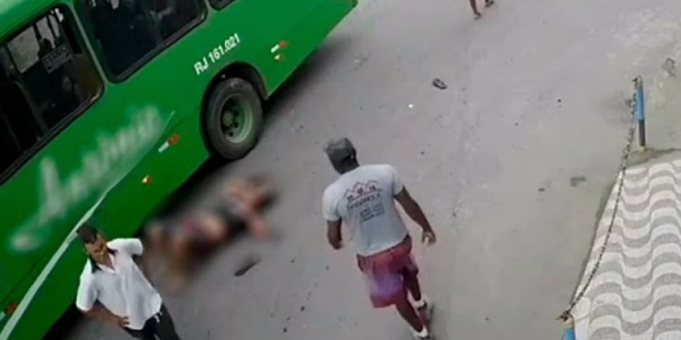 Foi por pouco e o motoqueiro saiu tonto debaixo da roda. Foto: Reprodução