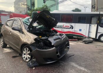 O carro teve a lateral completamente destruída. Foto: Reprodução