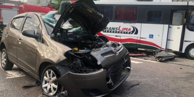 O carro teve a lateral completamente destruída. Foto: Reprodução