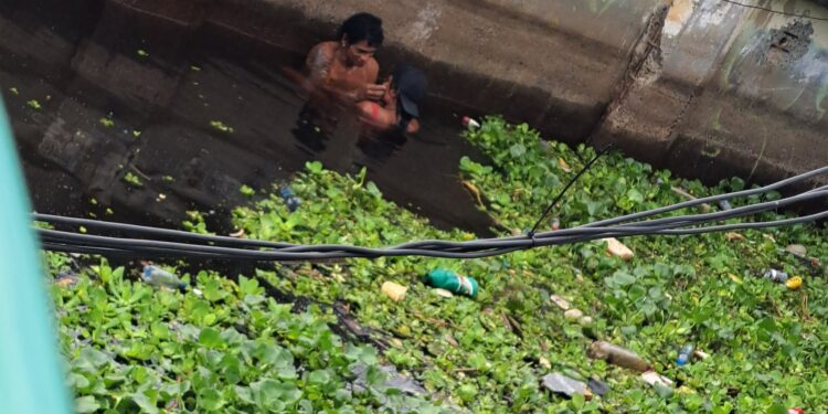 O casal não identificado foi pego em momento de intimidade. Foto: Reprodução