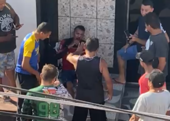 O homem foi pego por moradores e levou a maior surra. Foto: Reprodução