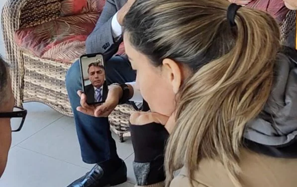 O presidente fez uma videochamada com a família. Foto: Reprodução
