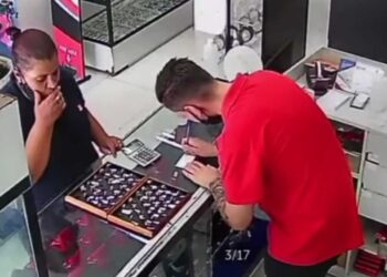 As câmeras flagraram o momento que a mulher disfarça e coloca o anel na boca. Foto: Reprodução