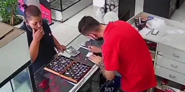 As câmeras flagraram o momento que a mulher disfarça e coloca o anel na boca. Foto: Reprodução