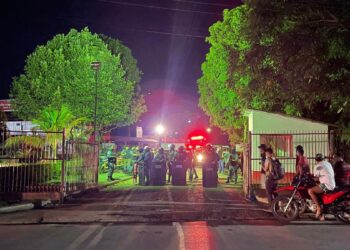 O acionamento para os Bombeiros ocorreu por volta das 21h. Foto: Keynes Breves/ Folha de Parintins