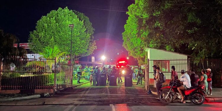 O acionamento para os Bombeiros ocorreu por volta das 21h. Foto: Keynes Breves/ Folha de Parintins